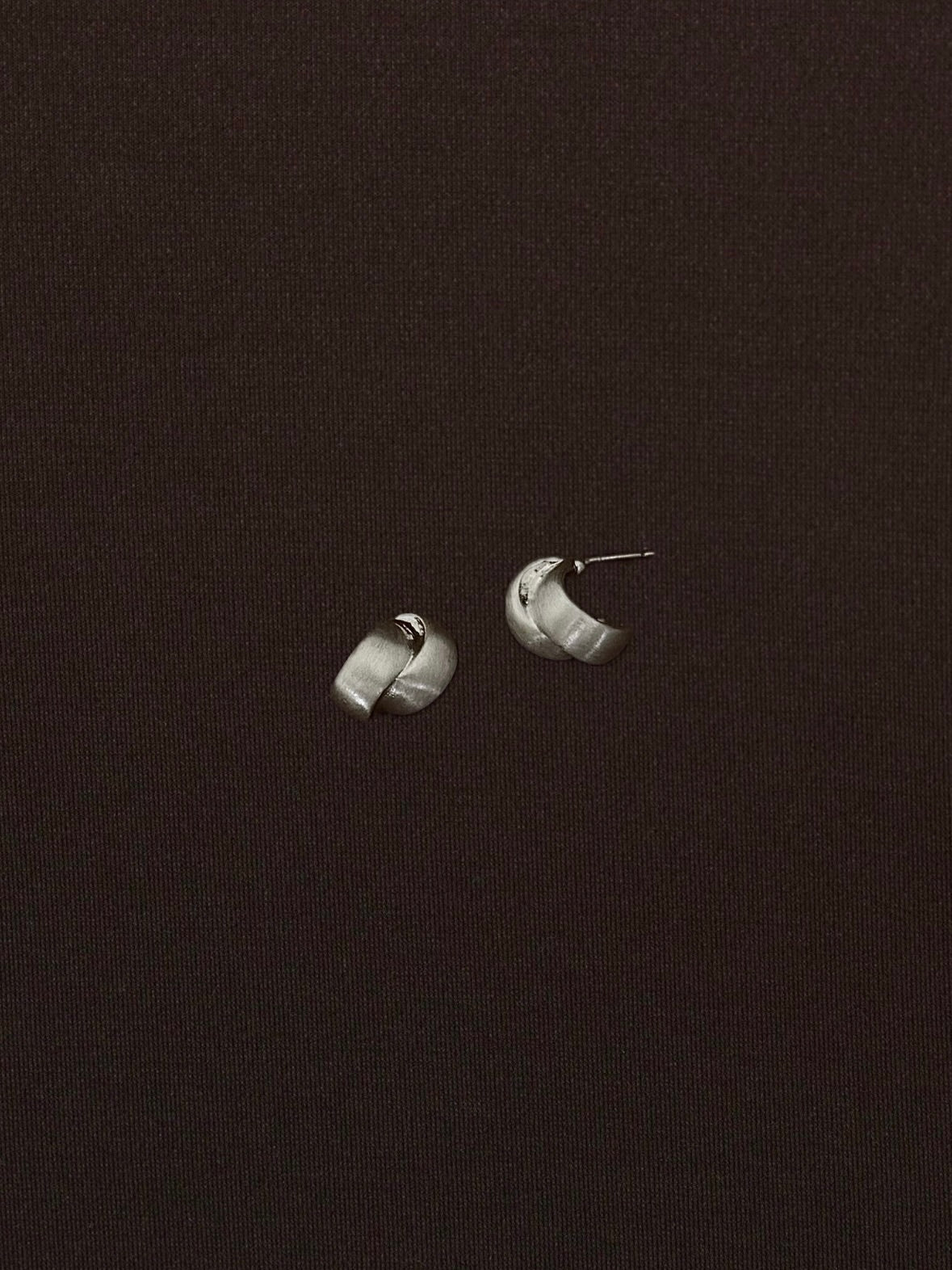 Aretes Dos Líneas Mates Entrelazadas Plateados