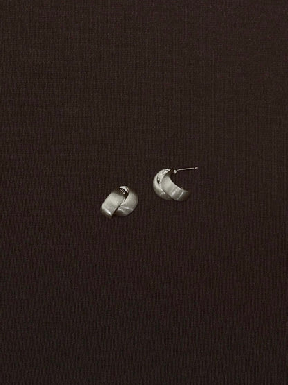 Aretes Dos Líneas Mates Entrelazadas Plateados