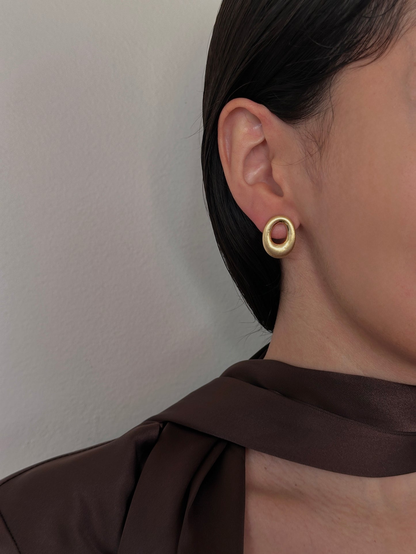 Aretes Óvalo Mate con Hueco Dorados