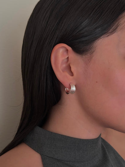 Aretes Arracada Abierta Mate Curveada Plateados