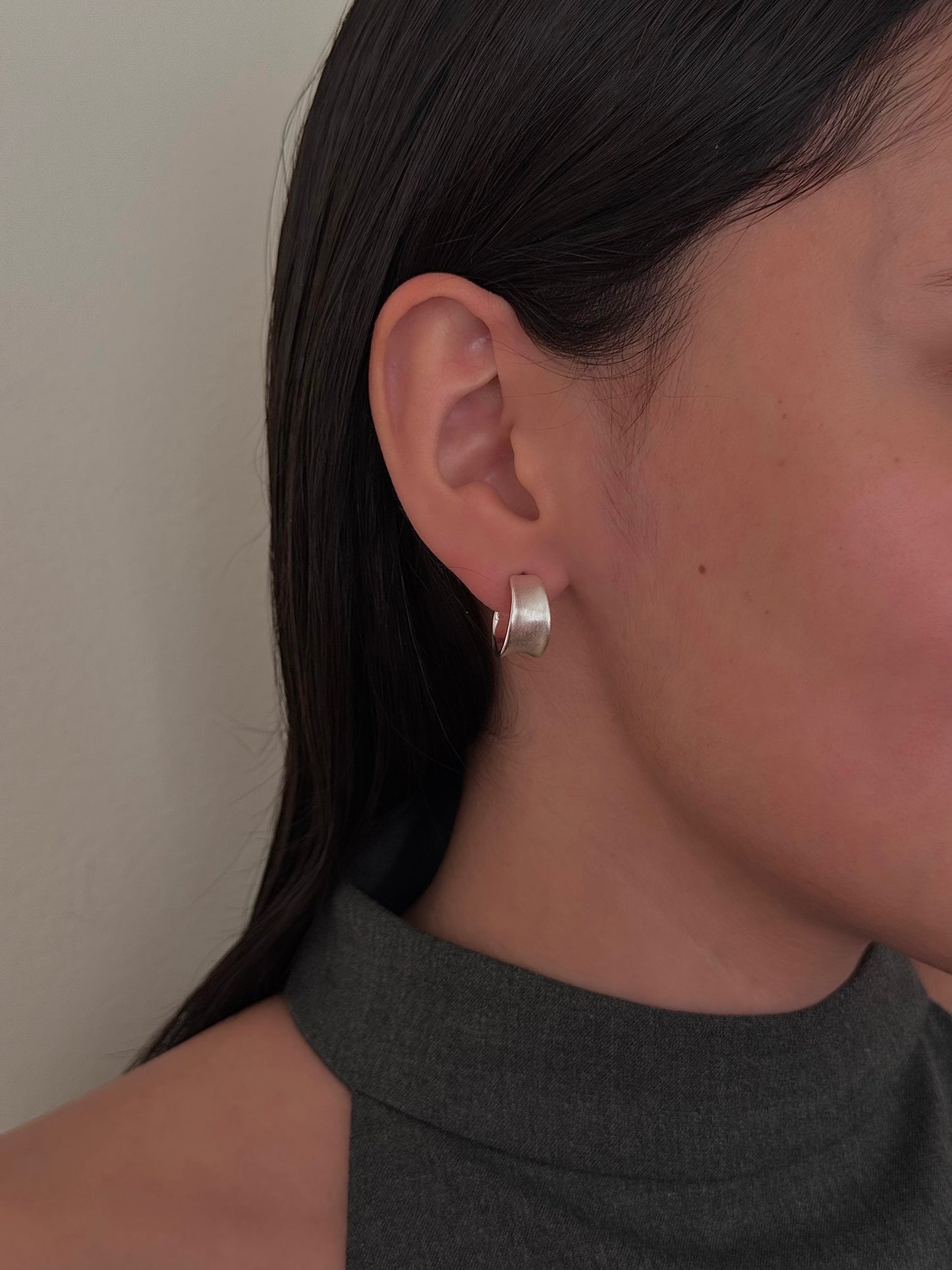 Aretes Arracada Abierta Mate Curveada Plateados