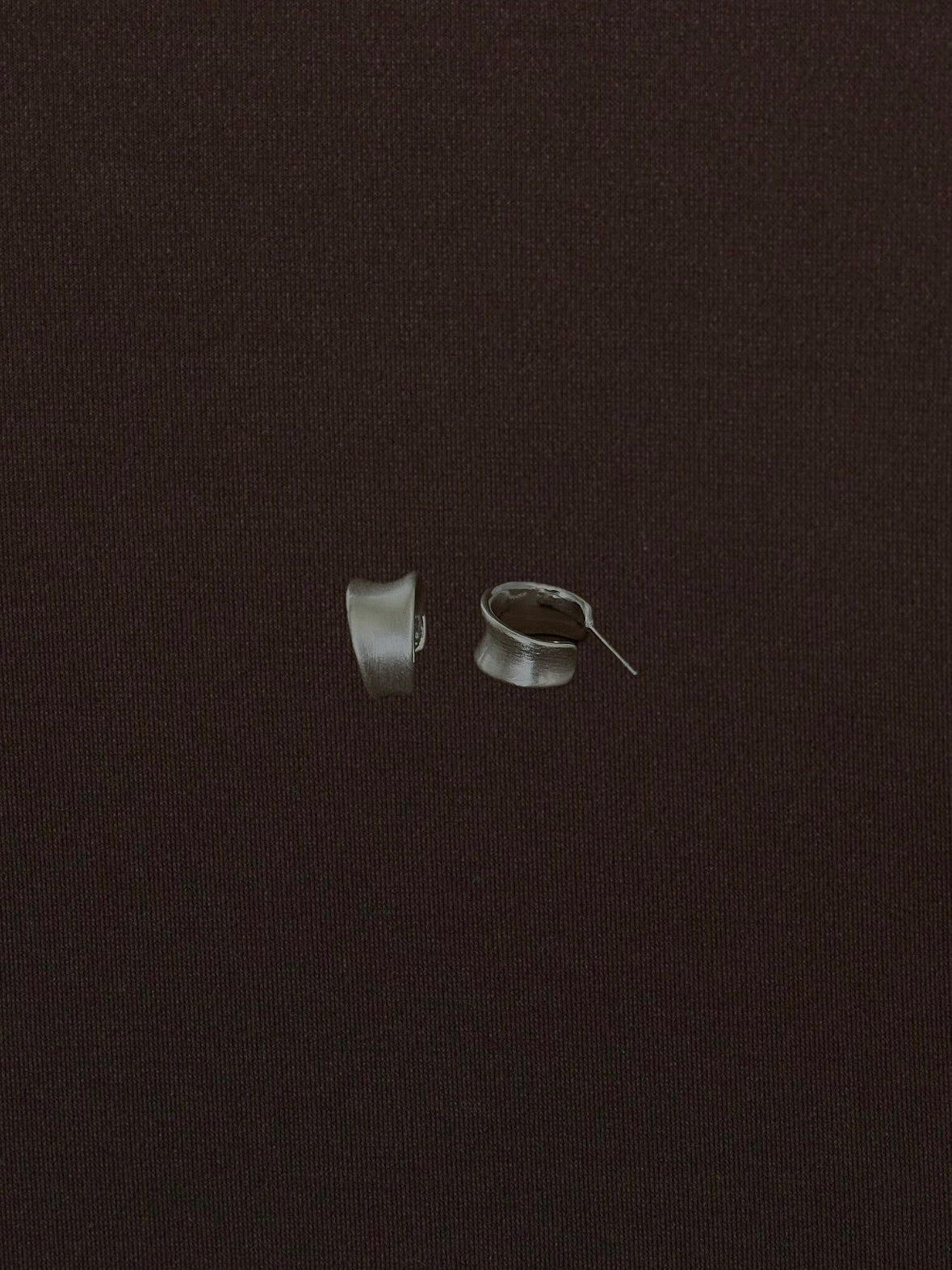 Aretes Arracada Abierta Mate Curveada Plateados