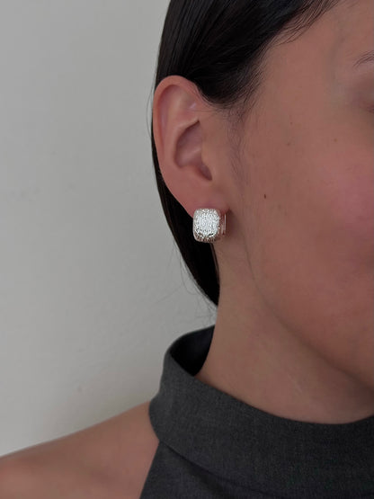 Aretes Cuadrados Cerrados Rayados Plateados