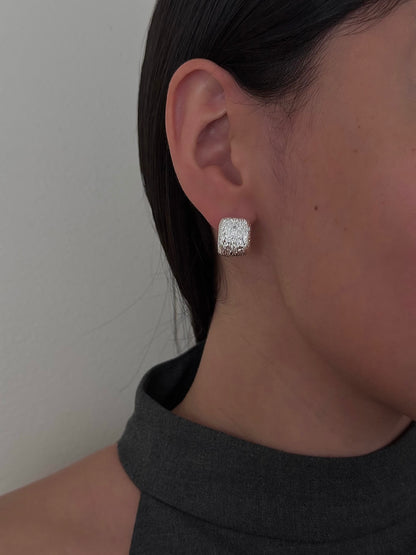 Aretes Cuadrados Cerrados Rayados Plateados