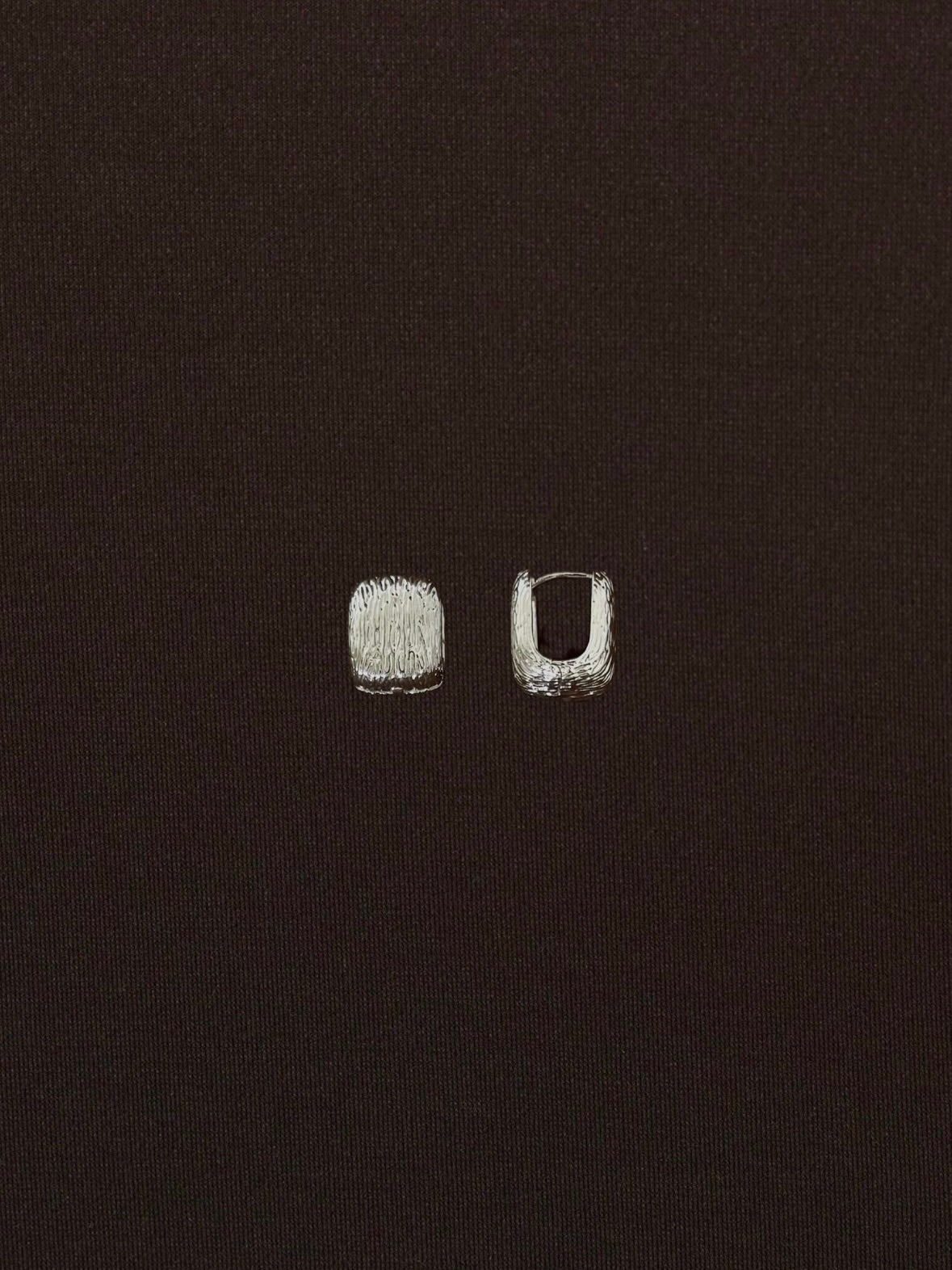 Aretes Cuadrados Cerrados Rayados Plateados