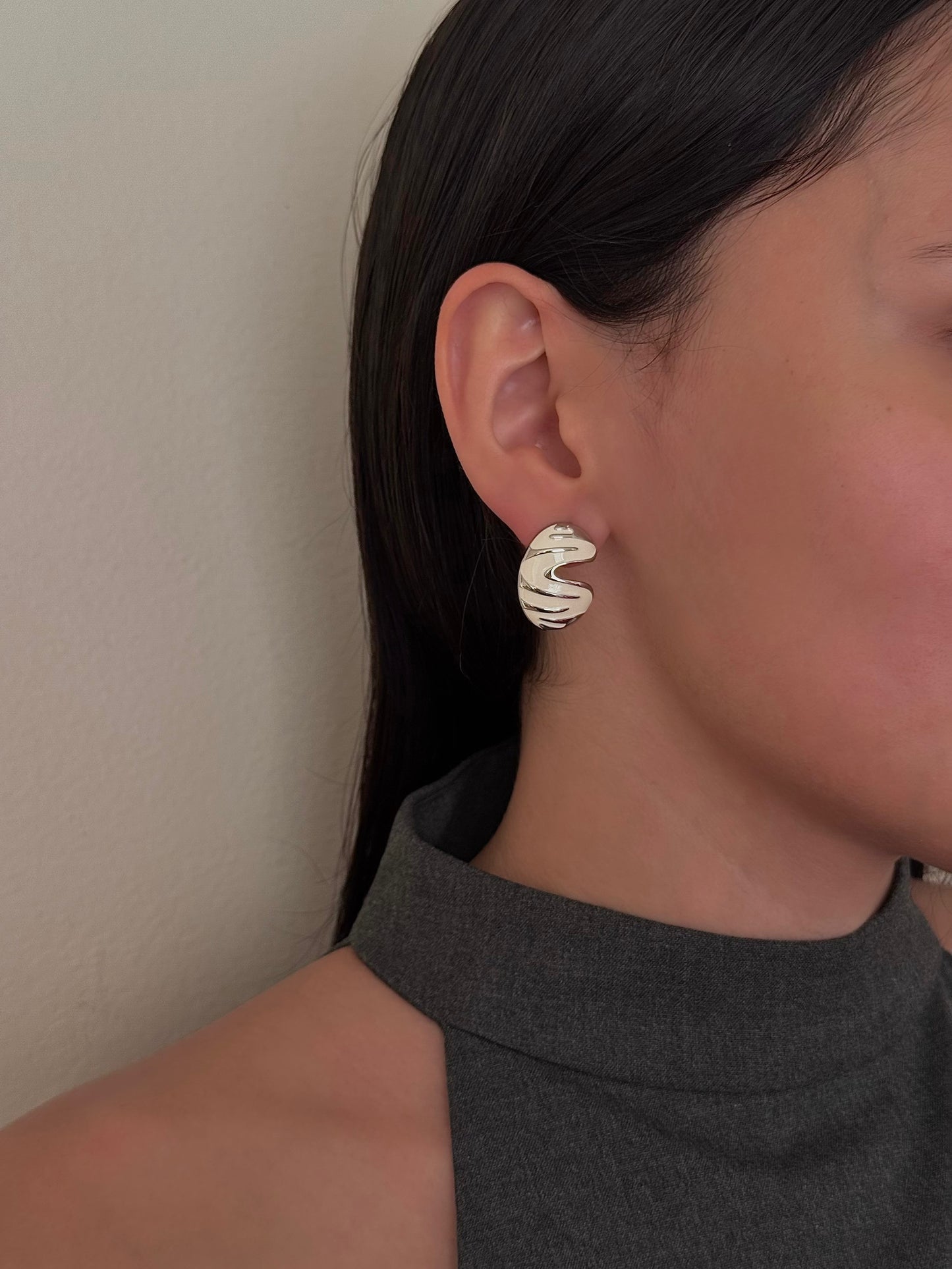 Aretes Óvalo Abierto Blanco y Plateados