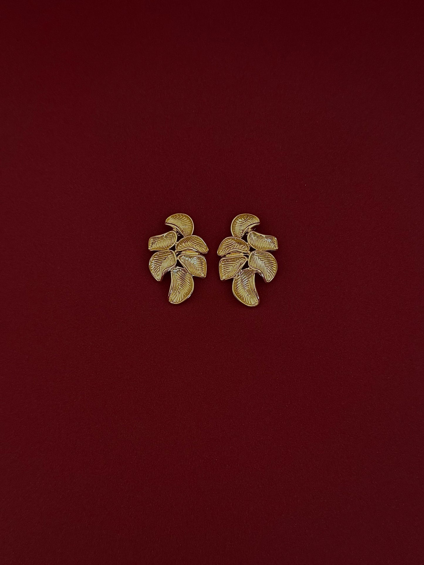 Aretes Óvalo Orgánico de 6 Pétalos Rayados Dorados