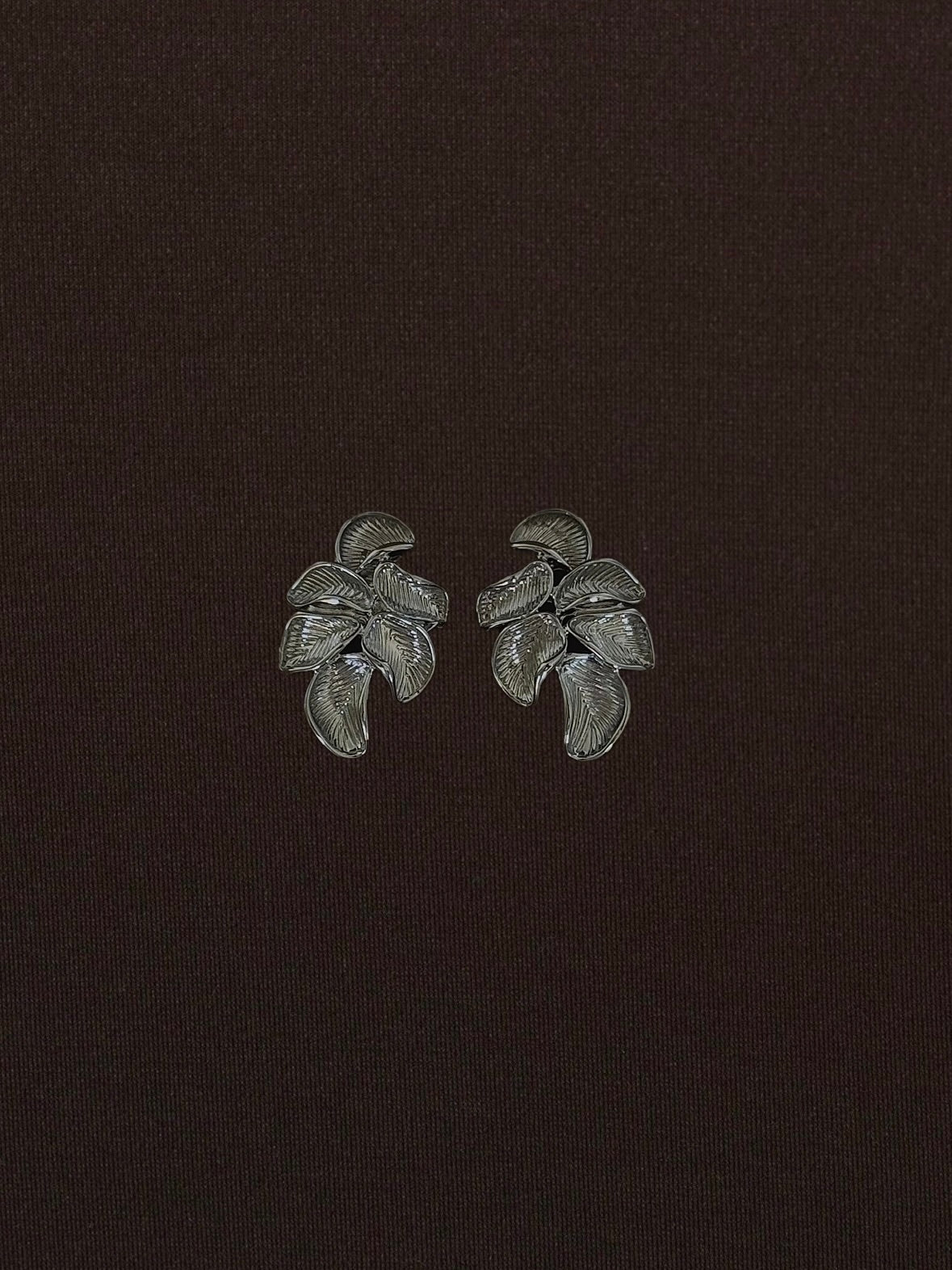 Aretes Óvalo Orgánico de 6 Pétalos Rayados Plateados