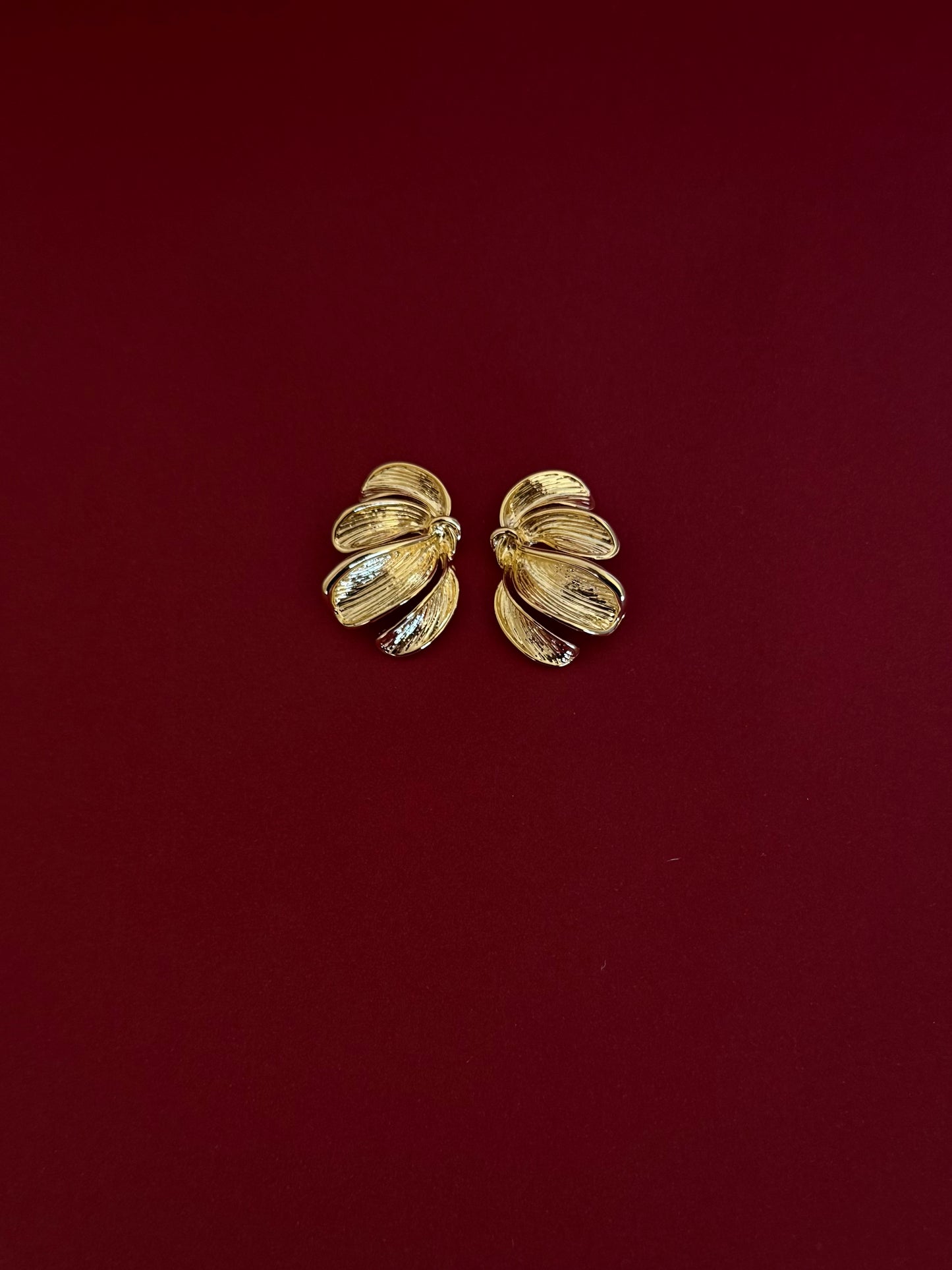 Aretes 4 Pétalos Rayados Lado Único Dorados