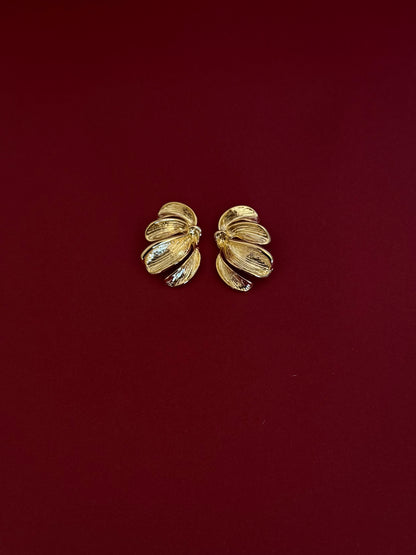 Aretes 4 Pétalos Rayados Lado Único Dorados