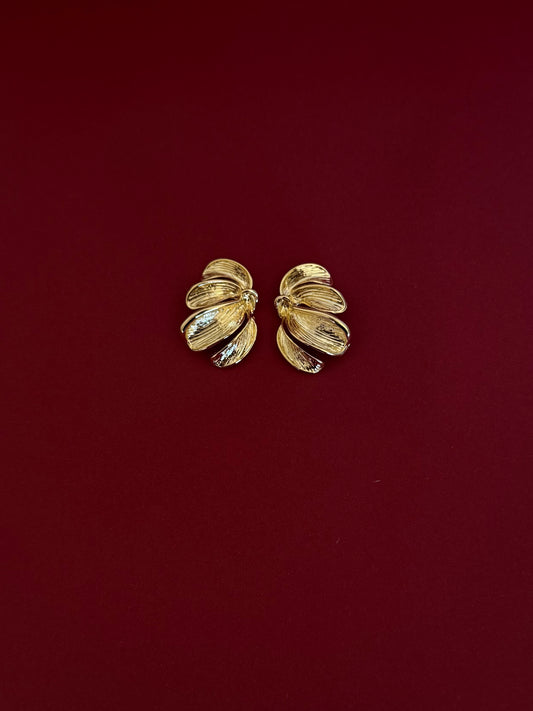 Aretes 4 Pétalos Rayados Lado Único Dorados