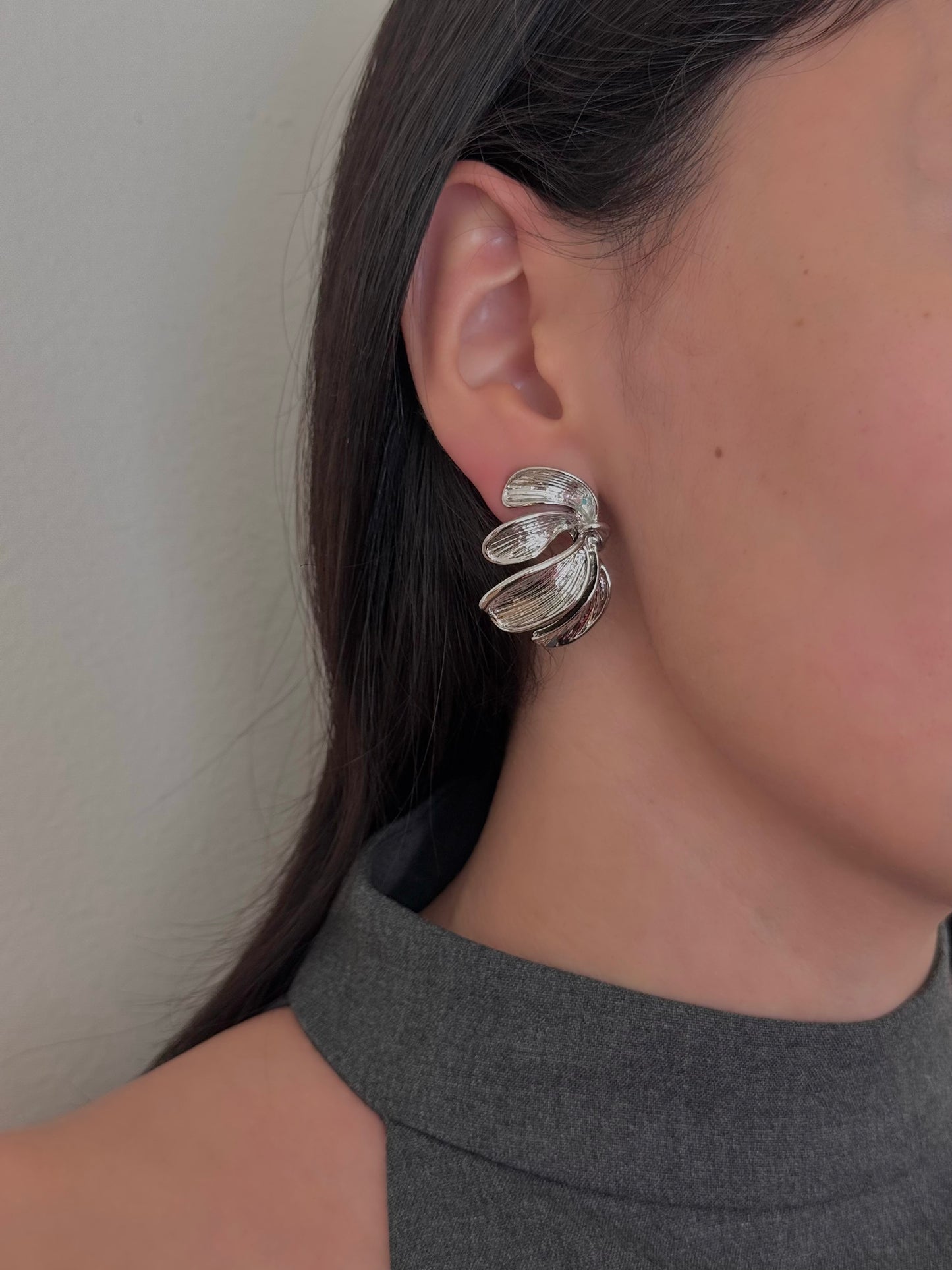 Aretes 4 Pétalos Rayados Lado Único Plateados