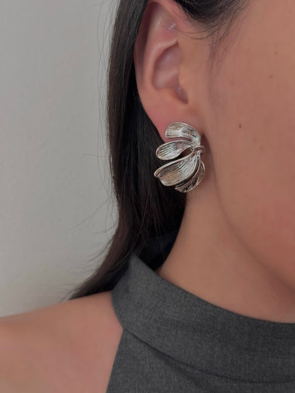 Aretes 4 Pétalos Rayados Lado Único Plateados