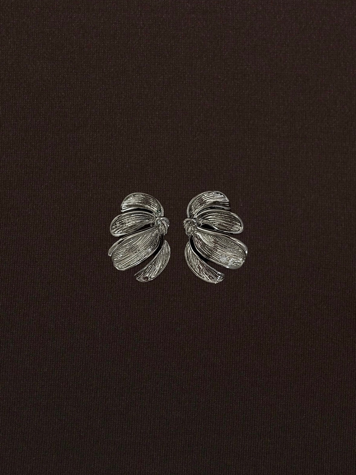 Aretes 4 Pétalos Rayados Lado Único Plateados