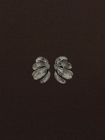 Aretes 4 Pétalos Rayados Lado Único Plateados