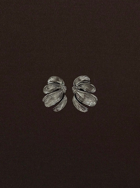 Aretes 4 Pétalos Rayados Lado Único Plateados