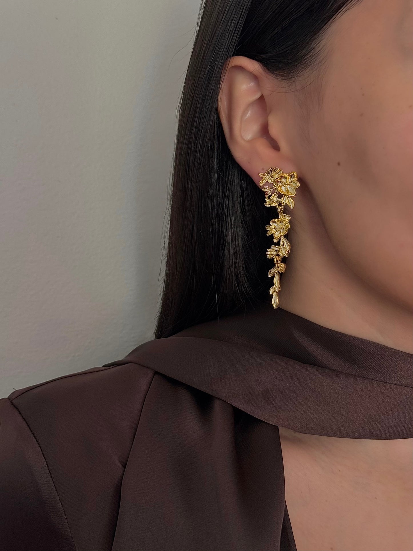 Aretes Largos Flores con Hojas Lisas Dorados