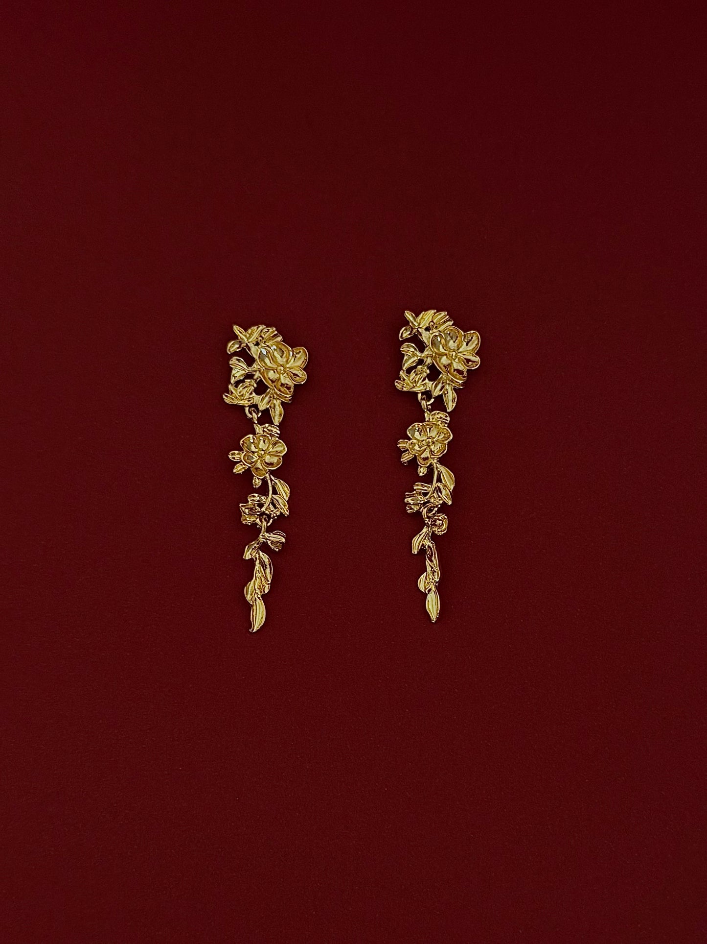 Aretes Largos Flores con Hojas Lisas Dorados