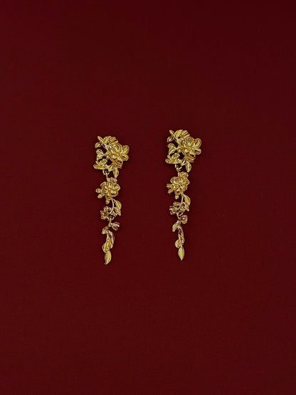 Aretes Largos Flores con Hojas Lisas Dorados