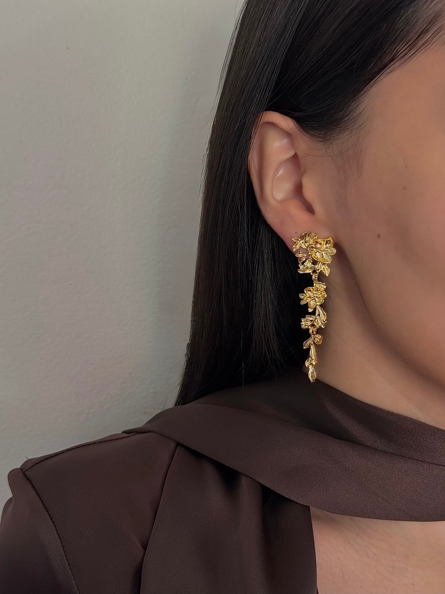 Aretes Largos Flores con Hojas Lisas Dorados