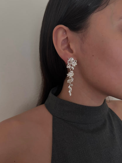 Aretes Largos Flores con Hojas Lisas Plateado