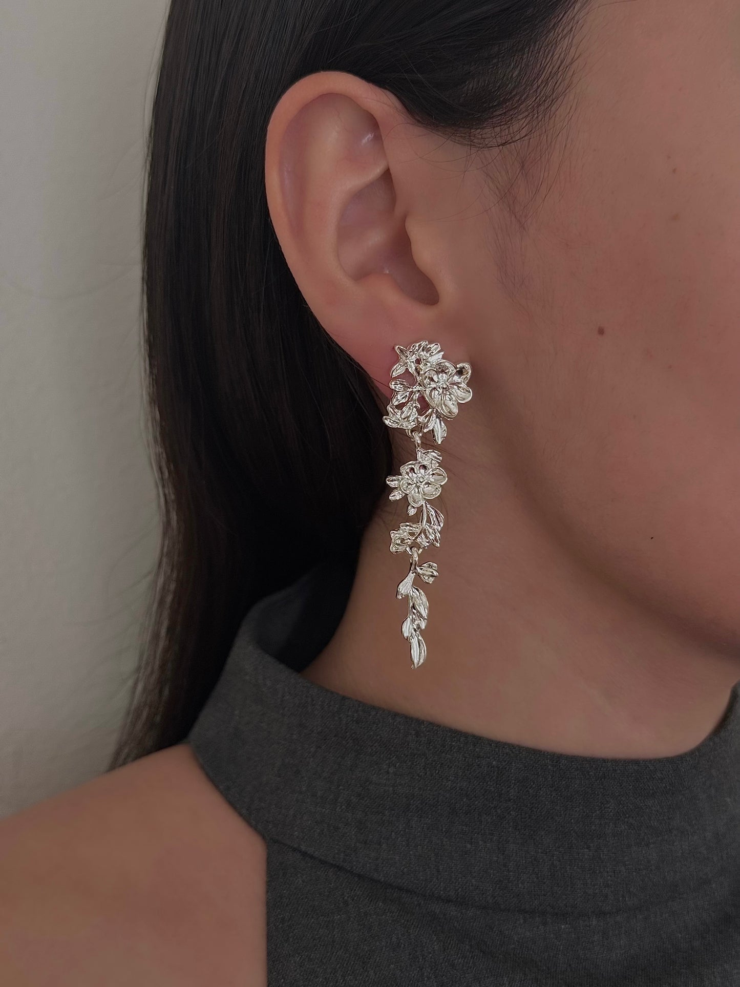 Aretes Largos Flores con Hojas Lisas Plateado