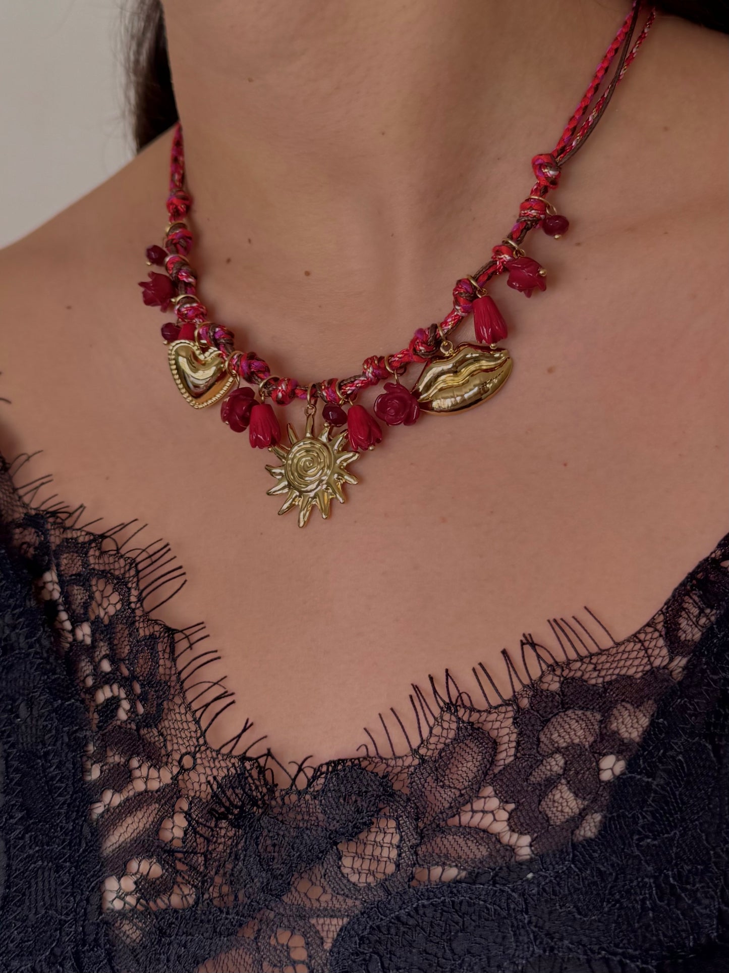 Collar Listón Rojo con Dijes