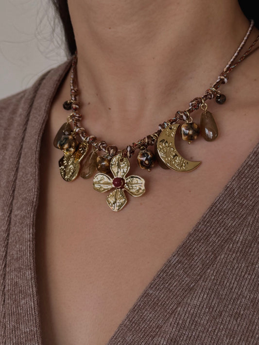 Collar Listón Café con Dijes