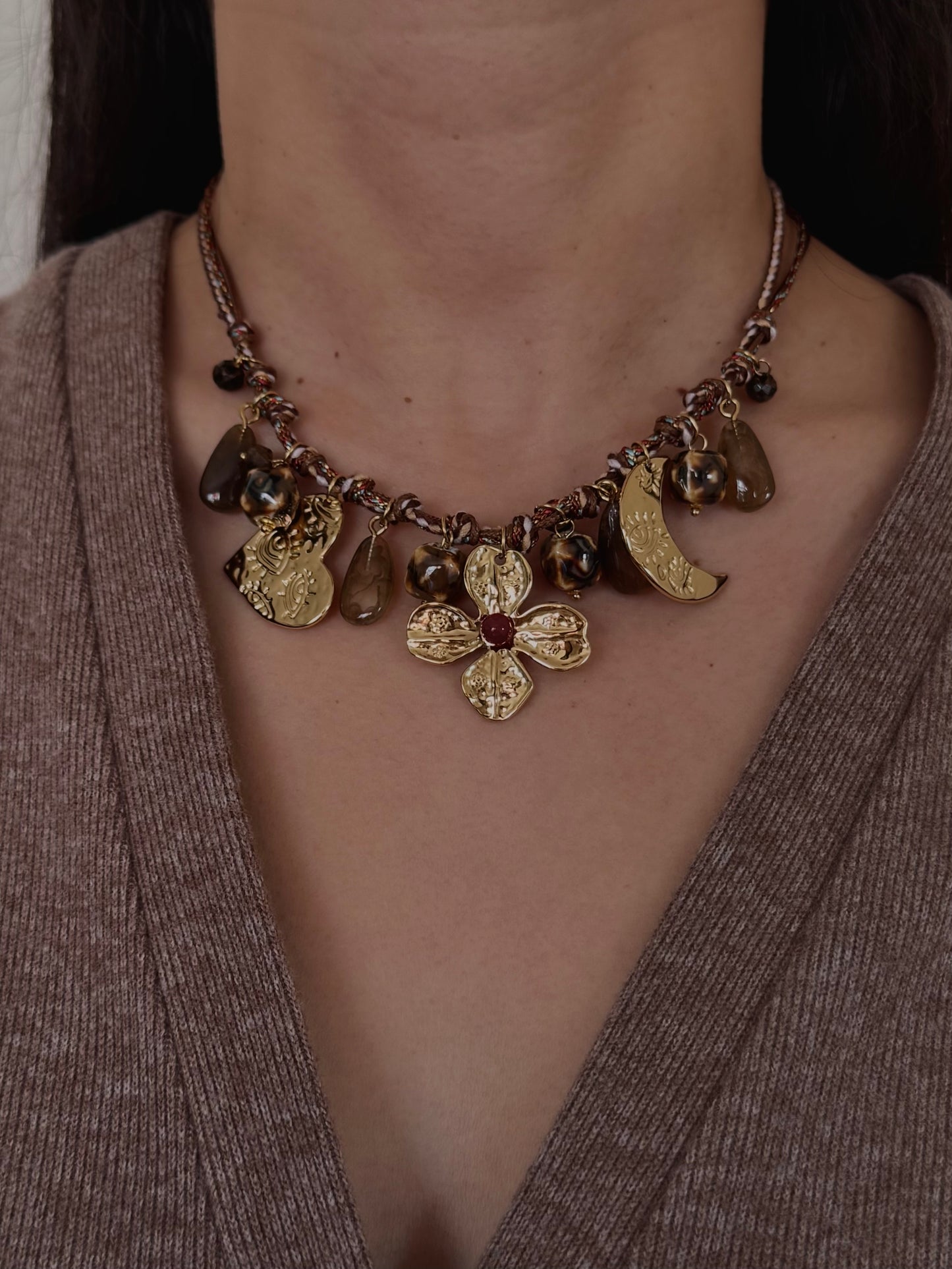 Collar Listón Café con Dijes