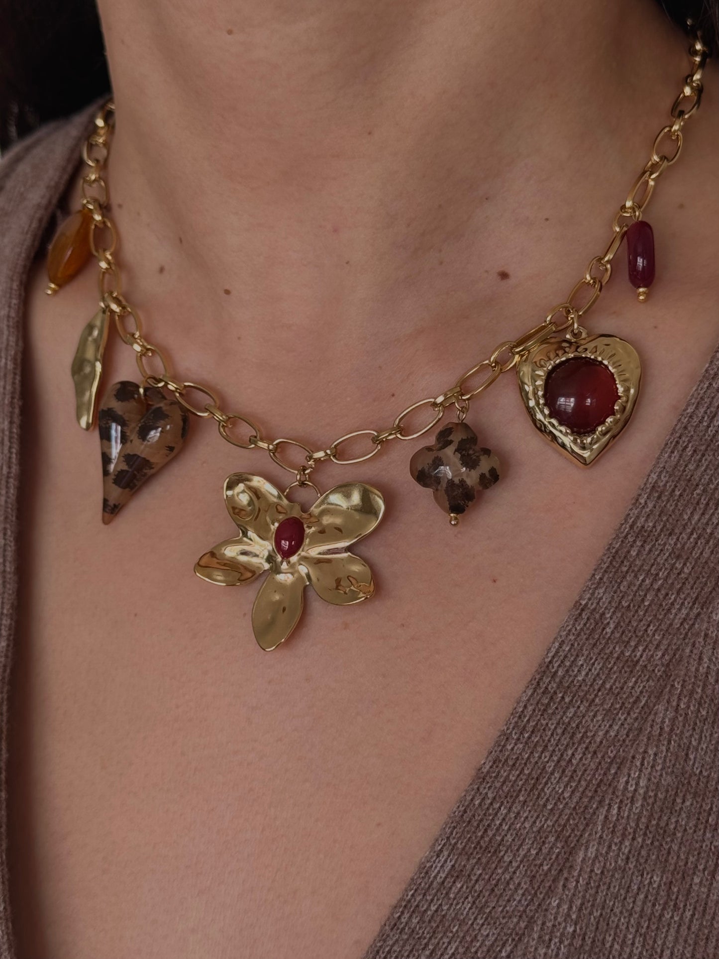 Collar Flor Corazón con Piedra Dorado