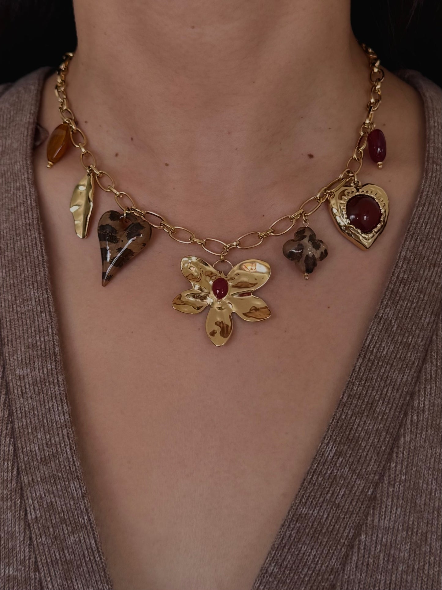 Collar Flor Corazón con Piedra Dorado