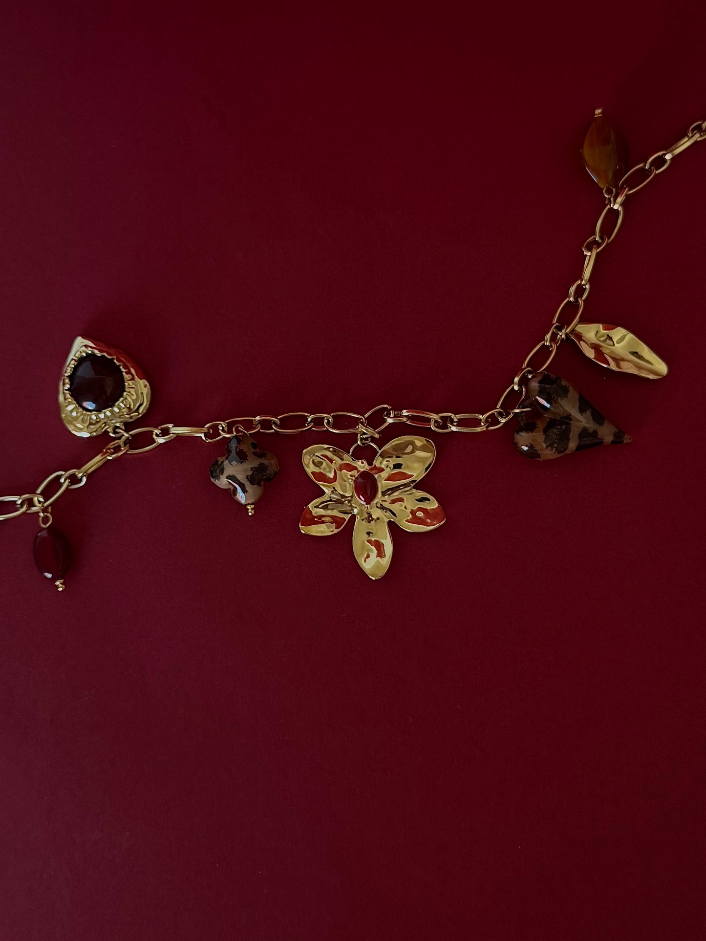 Collar Flor Corazón con Piedra Dorado
