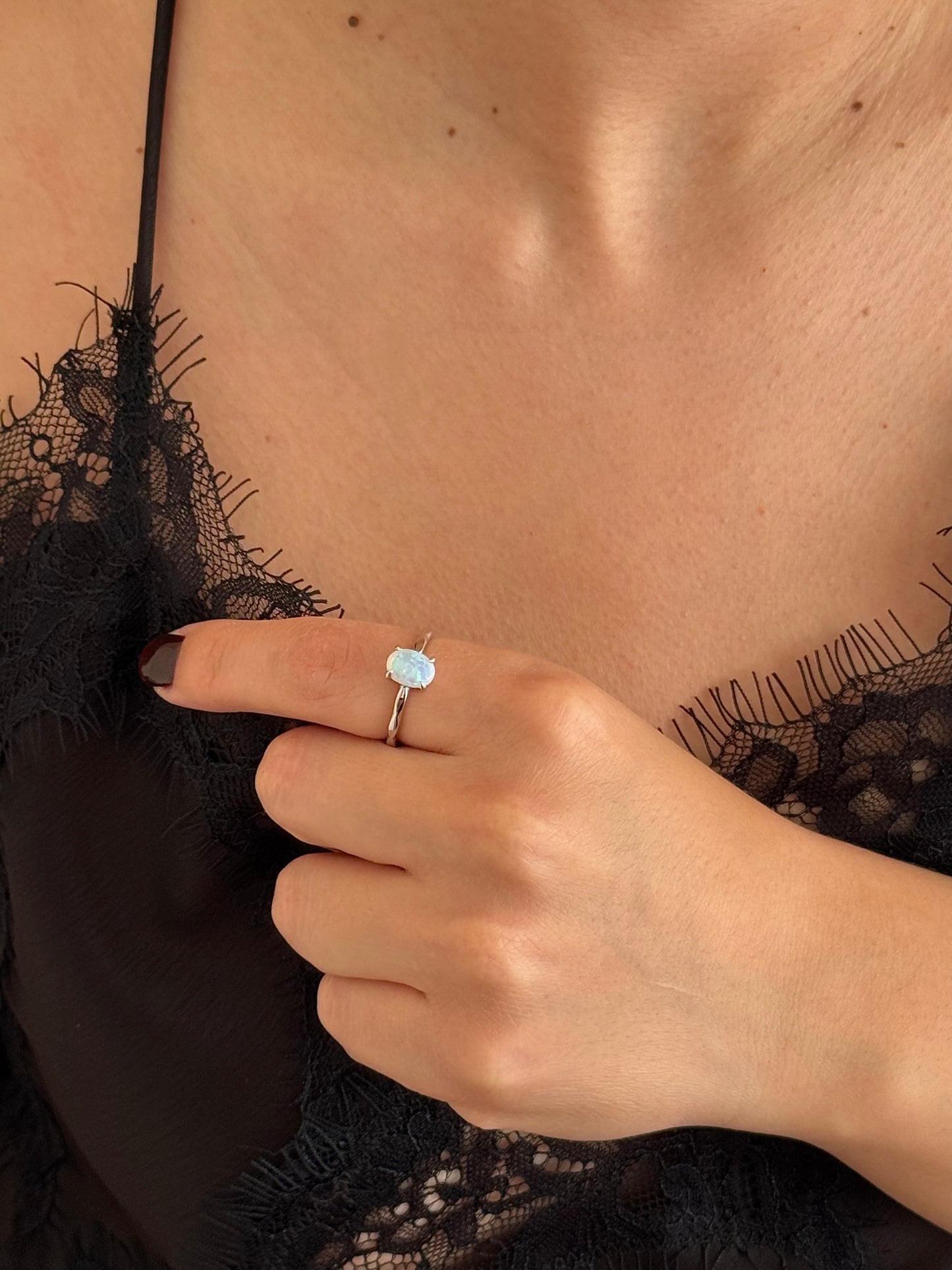 Anillo Ópalo Ovalado con Ondas