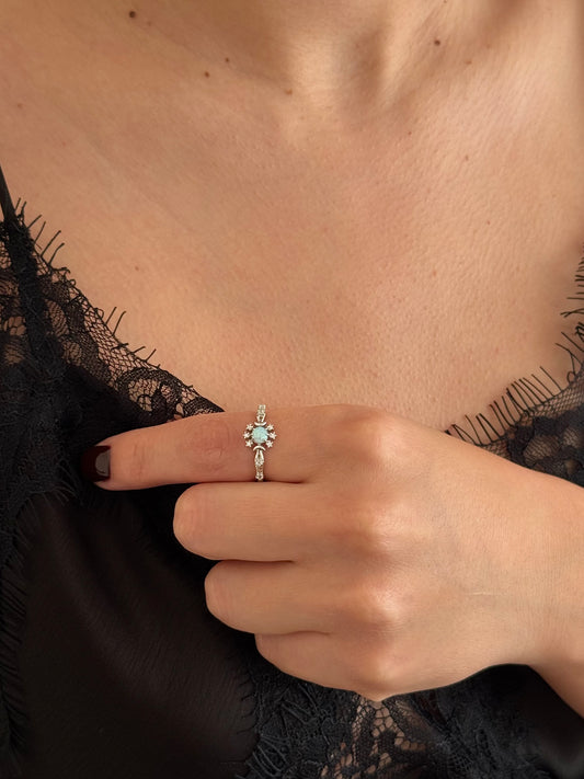 Anillo Ópalo Circular con Halo de Zirconias