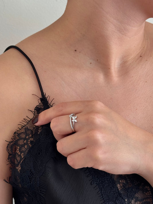 Anillo Doble Línea con Mariposas