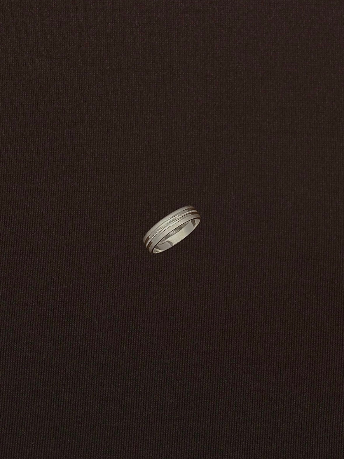 Anillo Centro Rayado con Bordes Mate