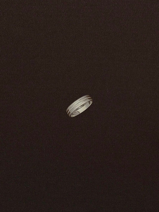 Anillo Centro Rayado con Bordes Mate