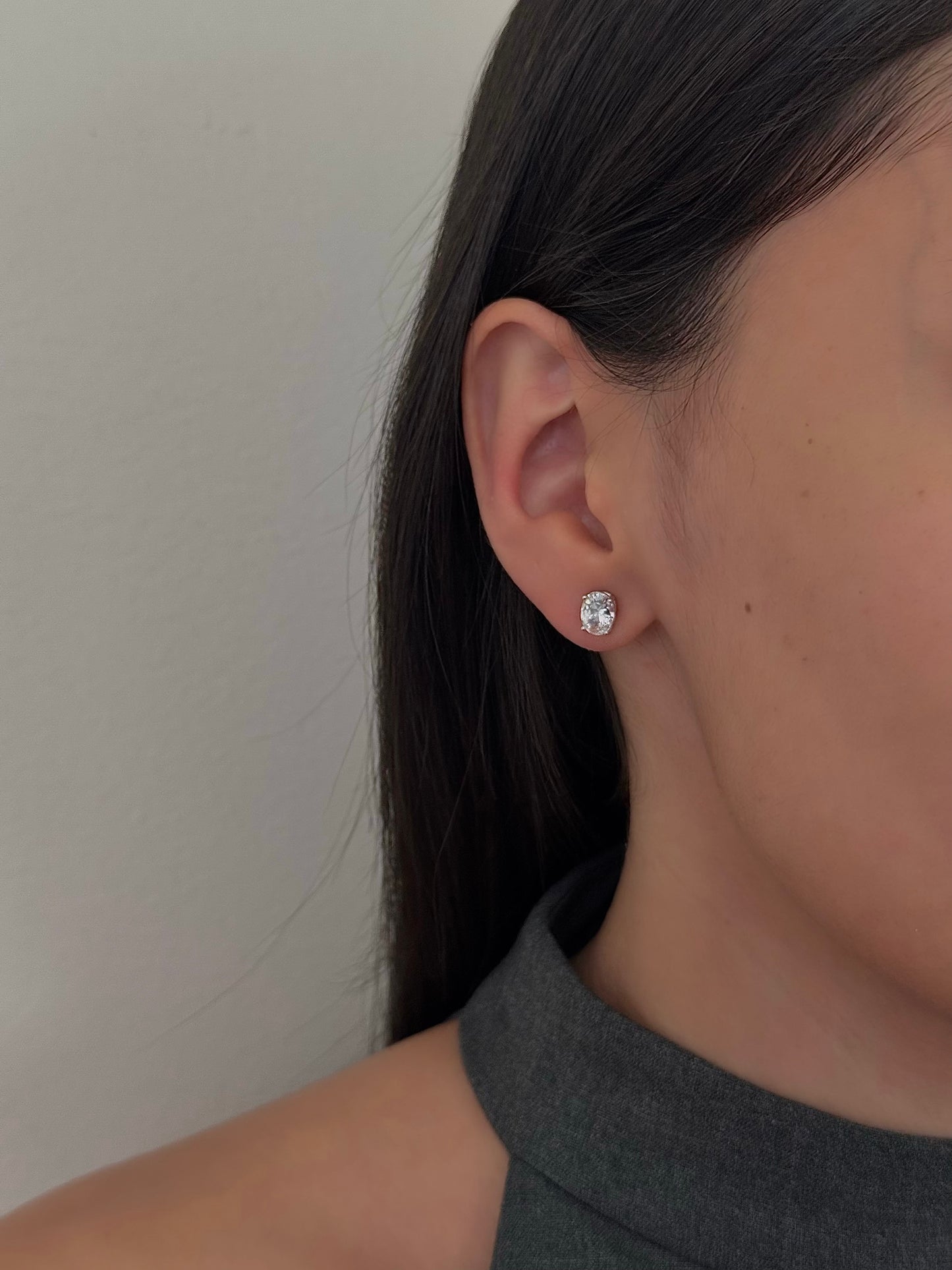 Aretes Óvalo Blanco en Garra Grande