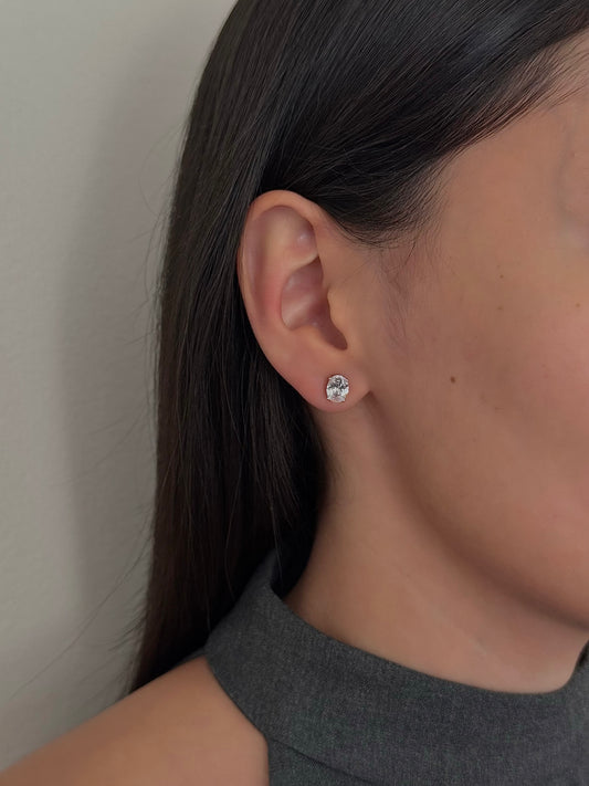 Aretes Óvalo Blanco en Garra Grande