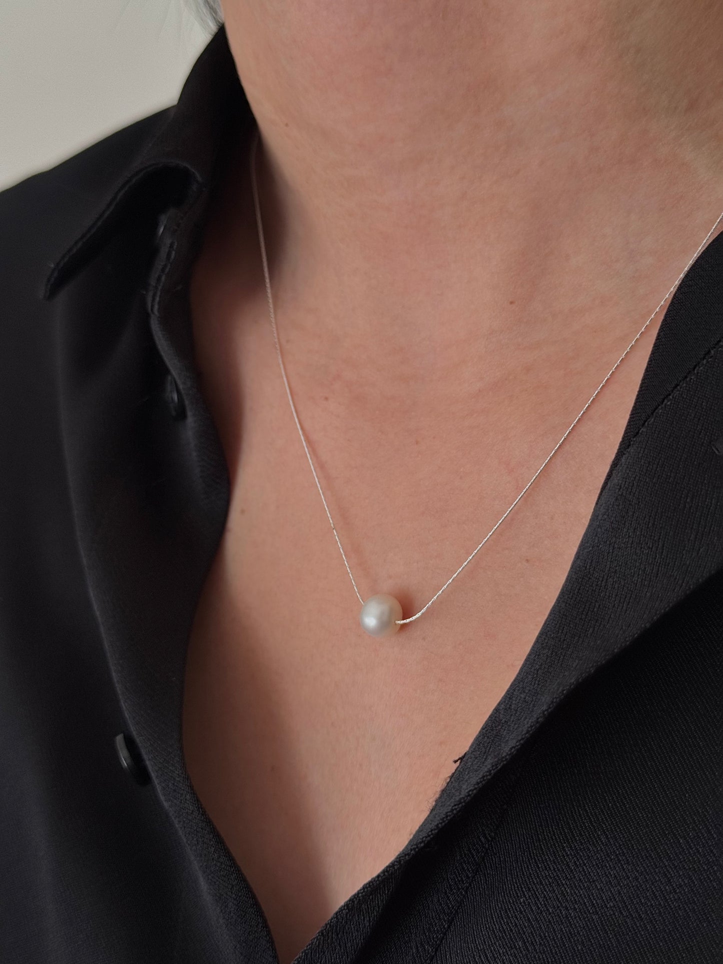 Collar Perla Natural en Espiga Delgada