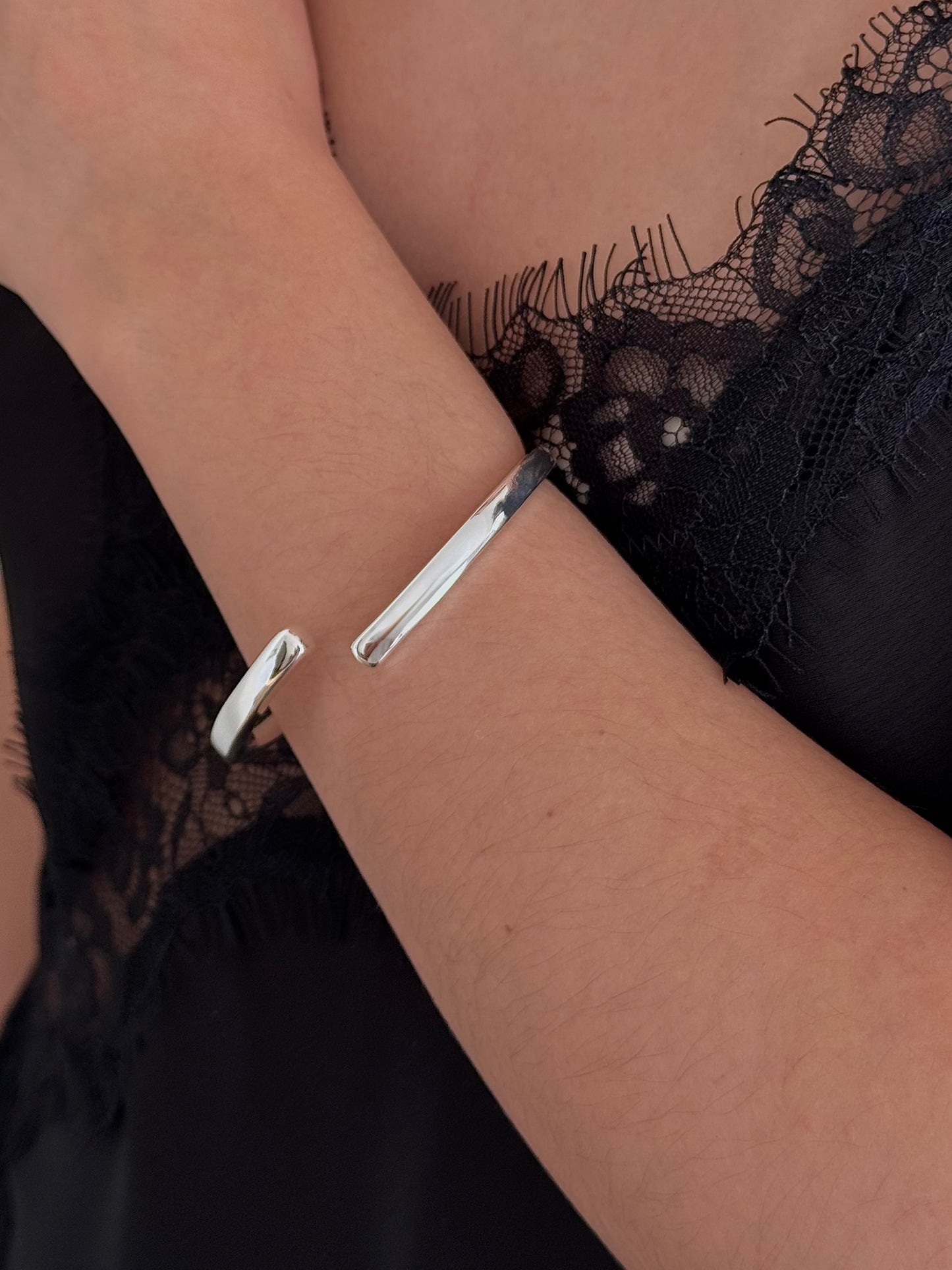 Brazalete Rígido Dos Líneas Encontradas