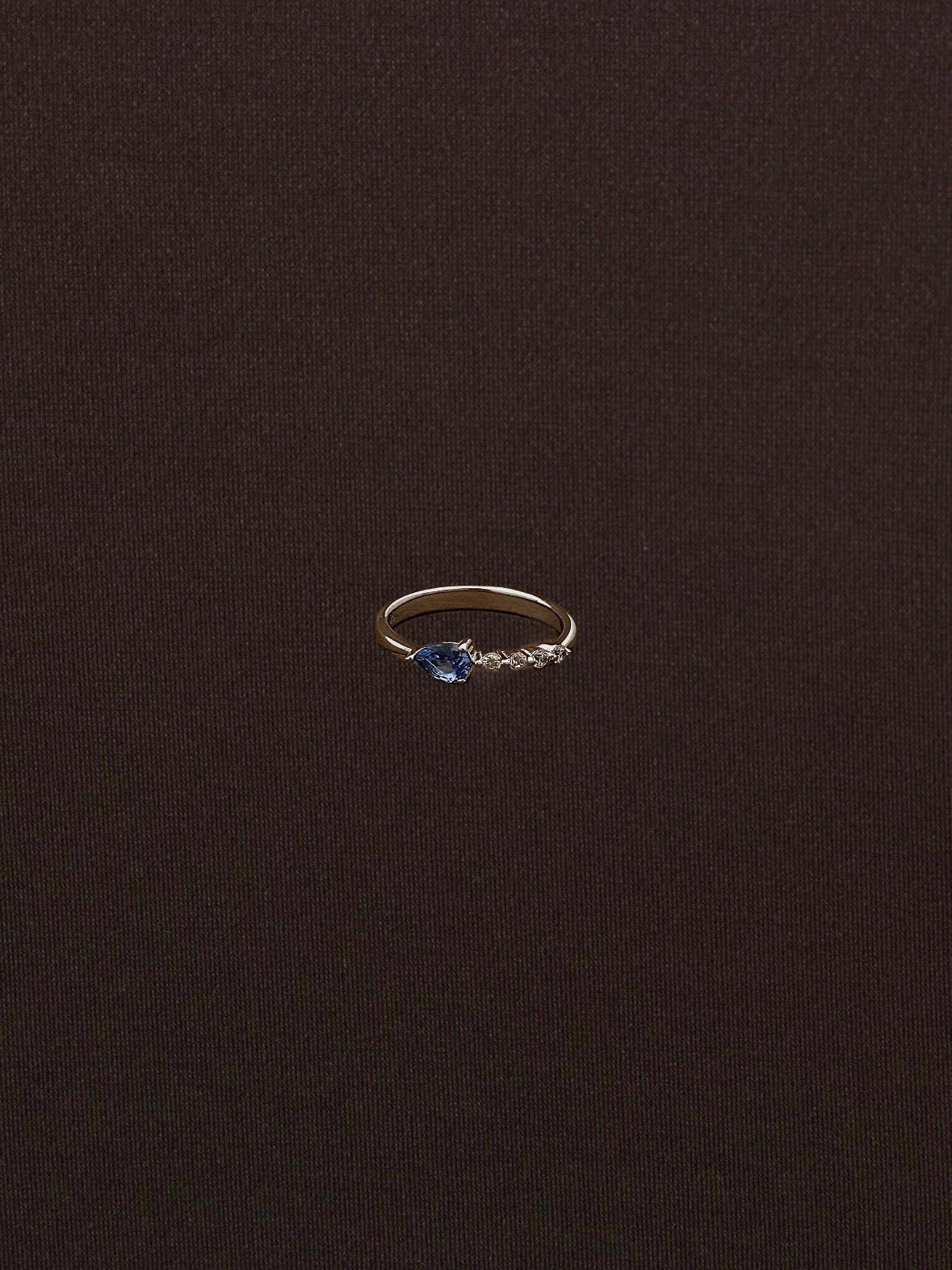 Anillo Gota Azul con Zirconias Blancas