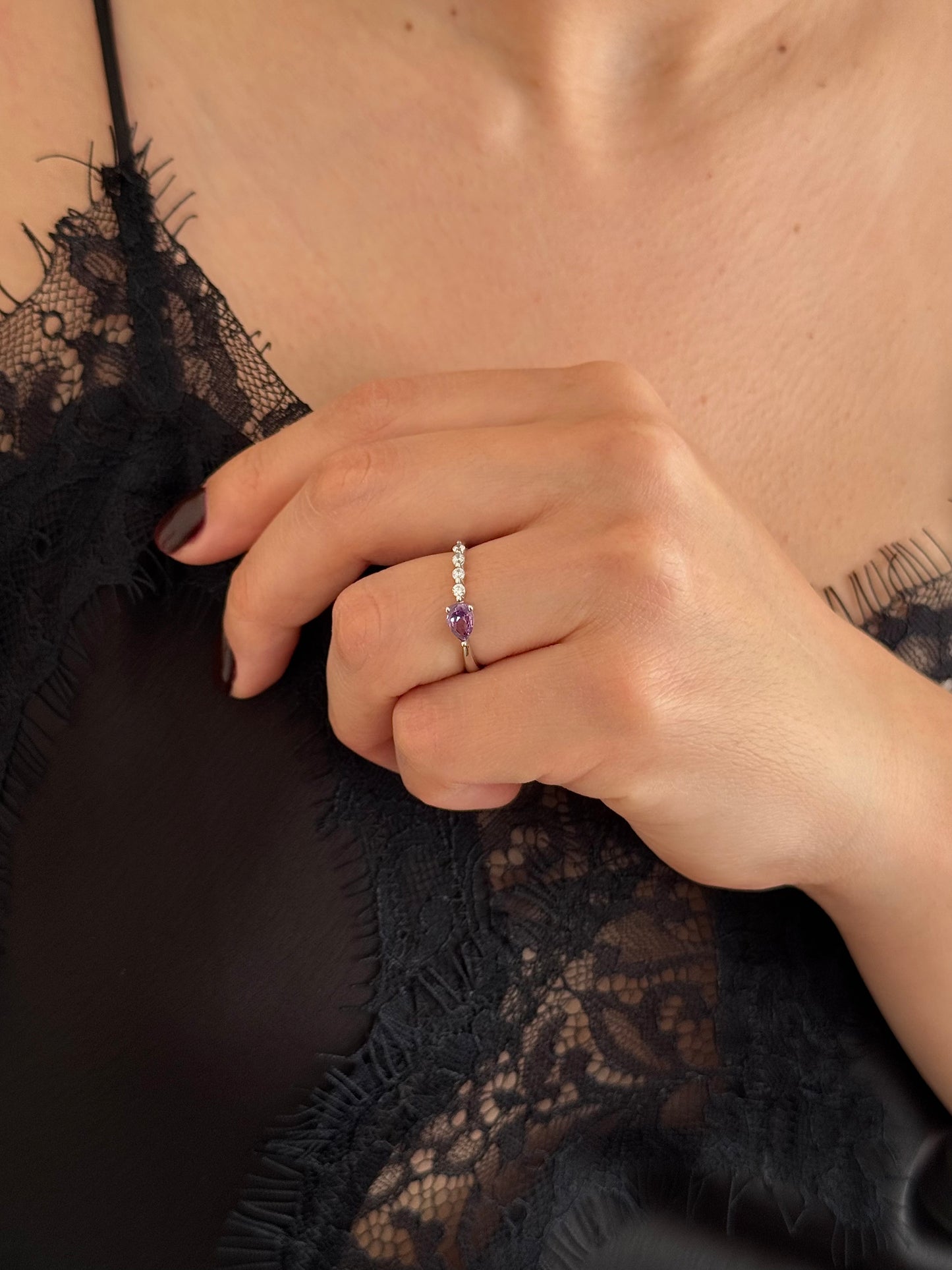 Anillo Gota Morada con Zirconias Blancas
