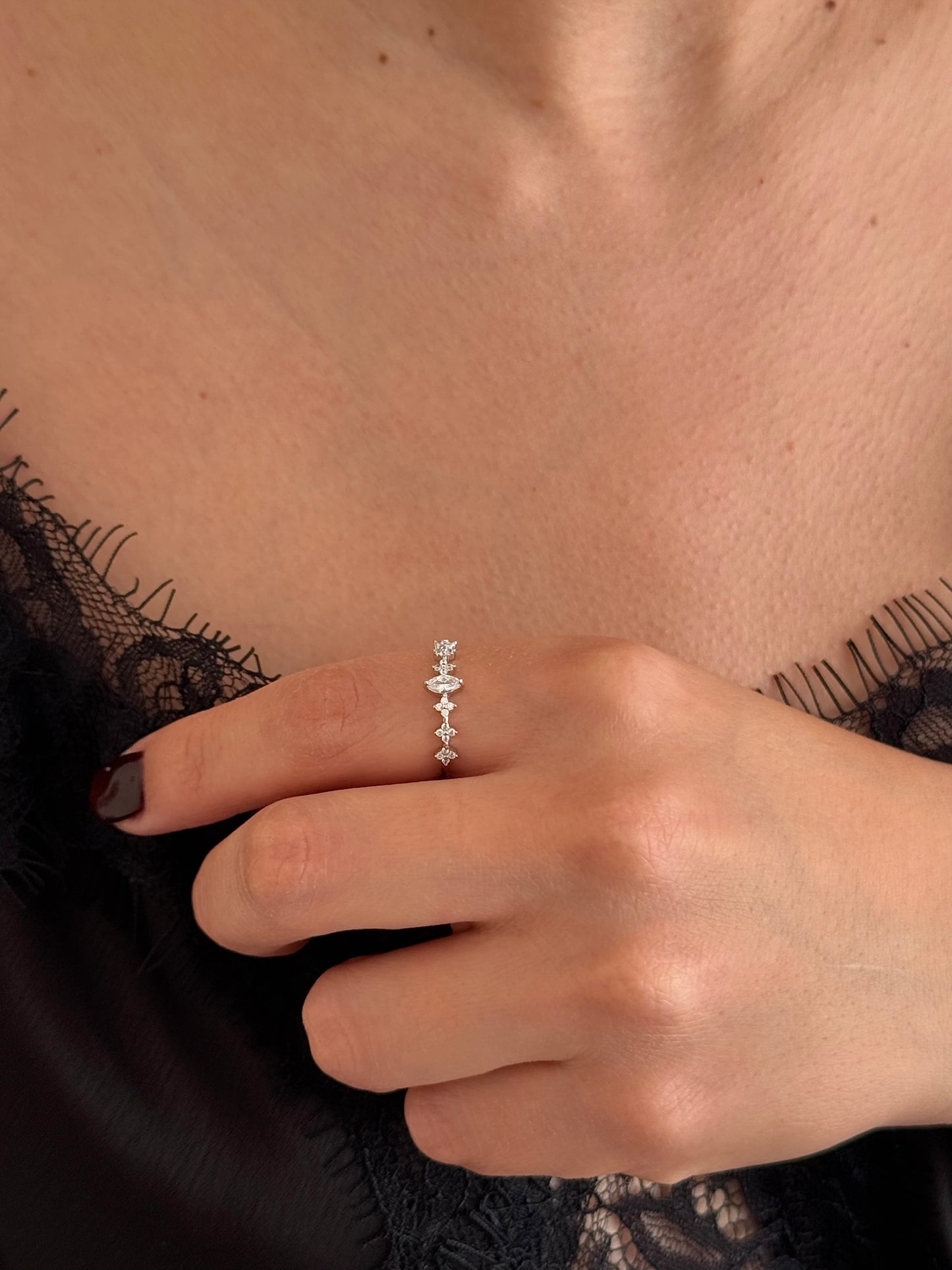 Anillo Oval con Flores de Zirconia