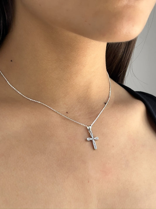 Dije Cruz de Nudos Brillantes