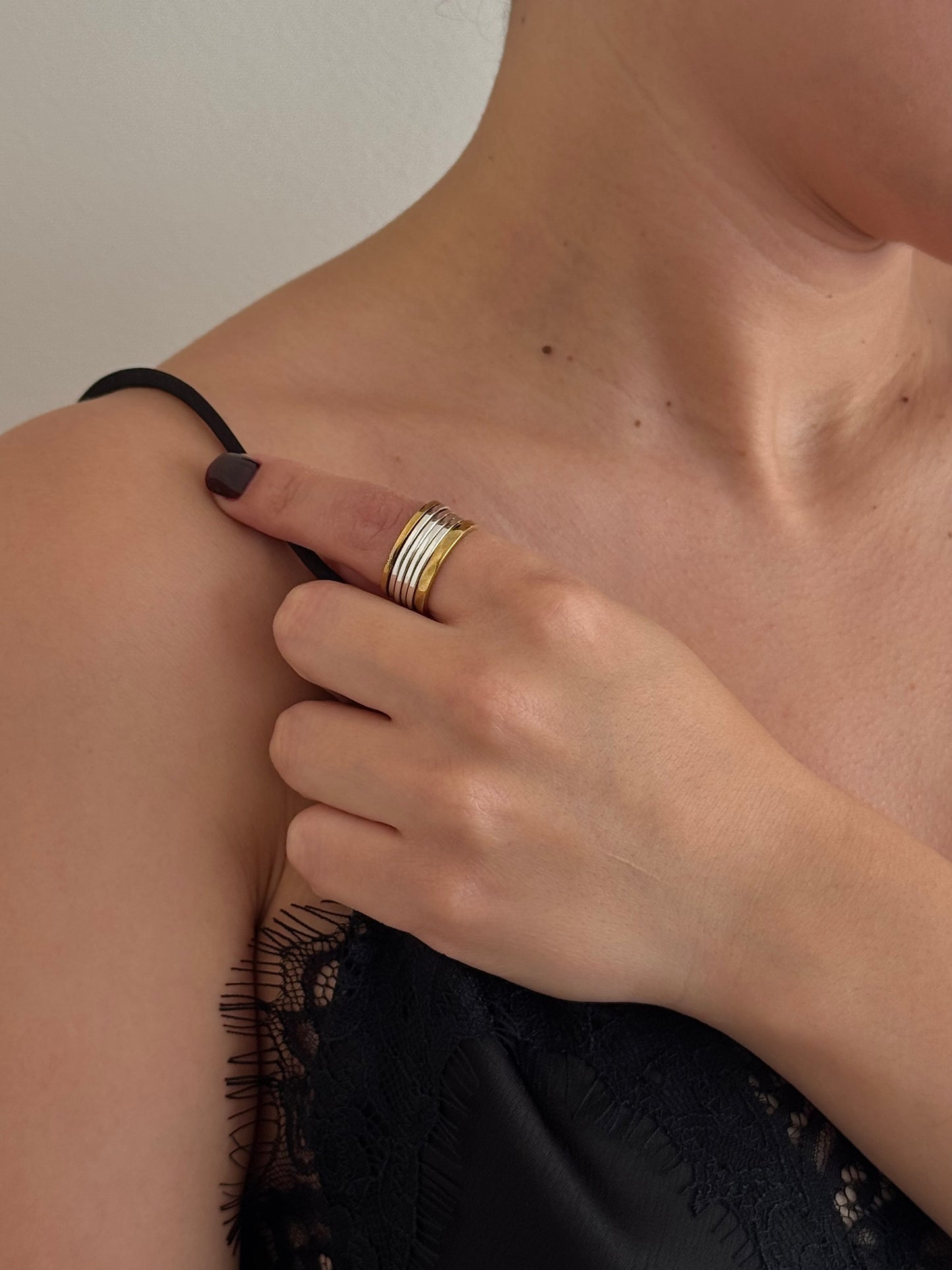 Anillo Bicolor Líneas Móviles